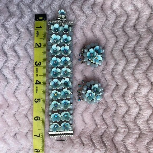 Leru Bracelet and Earring set - Picture 3 of 7